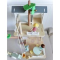 CLASSIC WORLD DREWNIANY DOMEK NA DRZEWIE DLA LALEK 31EL. CW50566